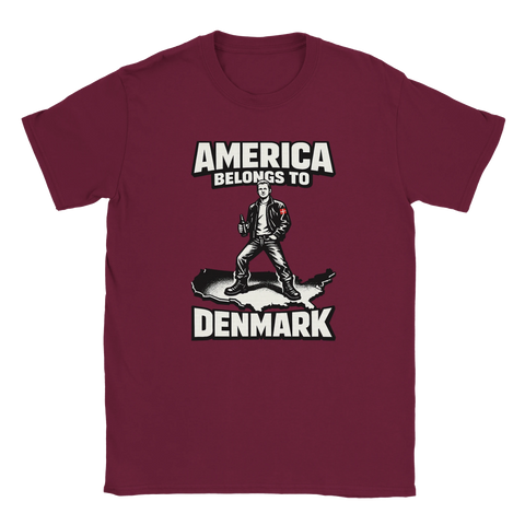 Absurd illustration av dansk erövring på vinröd t-shirt med statement-text