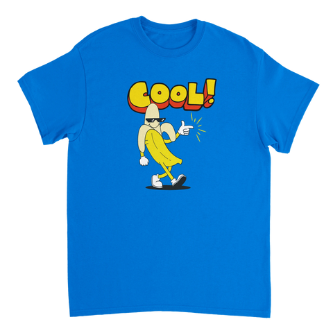Tecknad banan med solglasögon och text "COOL!" på blå t-shirt.