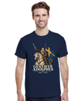 Modell i marinblå t-shirt med Gustav II Adolf till häst, svensk flagga och texten ”Gustavus Adolphus”