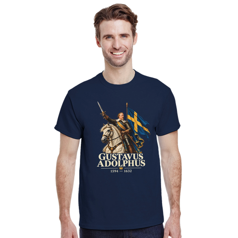 Modell i marinblå t-shirt med Gustav II Adolf till häst, svensk flagga och texten ”Gustavus Adolphus”