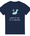 Tecknad ljusblå enhörning med vingar och text på mörkblå t-shirt.
