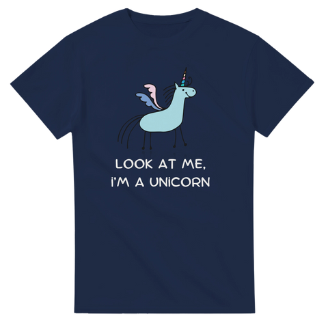 Tecknad ljusblå enhörning med vingar och text på mörkblå t-shirt.