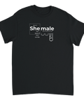 Svart t-shirt med texten She Male i minimalistisk typografi