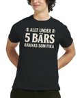 Modell i en svart t-shirt med texten Allt under 5 bärs räknas som fika.