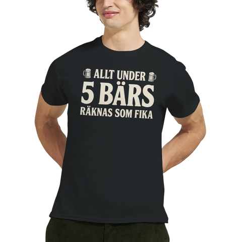 Modell i en svart t-shirt med texten Allt under 5 bärs räknas som fika.
