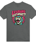 Mörkgrå t-shirt med en färgglad förvånad katt och texten Lesbians Eat What?!.