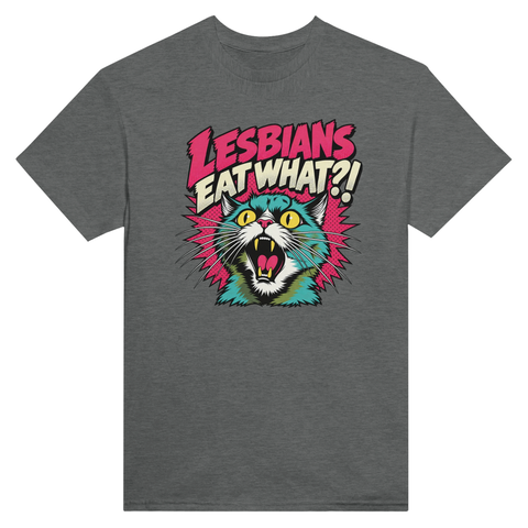 Mörkgrå t-shirt med en färgglad förvånad katt och texten Lesbians Eat What?!.