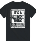 Svart t-shirt med vitt grafiskt statement-tryck om svensk mentalitet