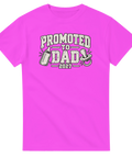 Rosa t-shirt med texten Promoted to Dad 2027, nappflaska och napp.