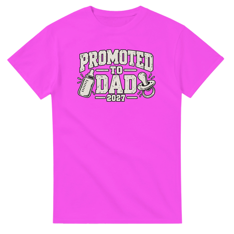 Rosa t-shirt med texten Promoted to Dad 2027, nappflaska och napp.