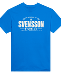 Blå t-shirt med texten Svensson – A Family of Originals