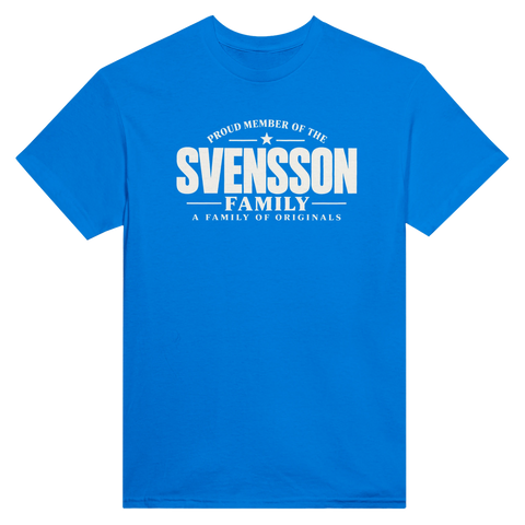 Blå t-shirt med texten Svensson – A Family of Originals