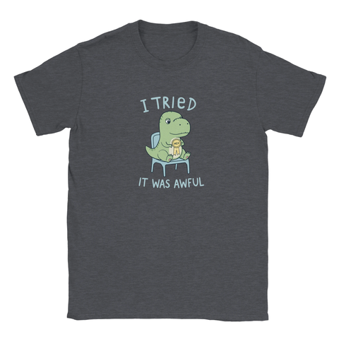 Dinosaurie med "Meh" medalj och text "I tried it was awful" på mörkgrå t-shirt.