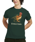 Man bär mörkgrön t-shirt med satirisk illustration av en utvecklad dinosaurie