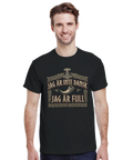 Leende man i t-shirt med humoristiskt budskap och runliknande typsnitt