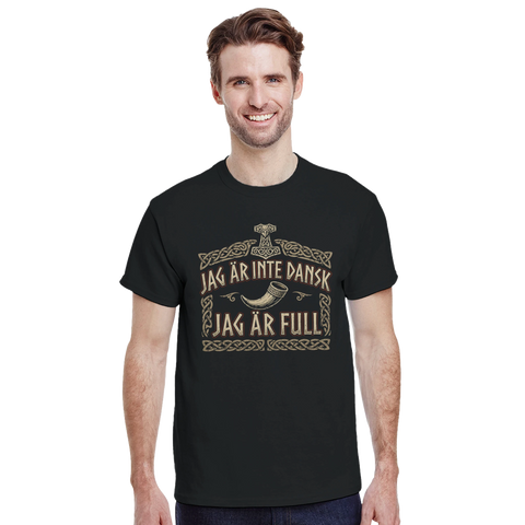 Leende man i t-shirt med humoristiskt budskap och runliknande typsnitt
