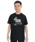 Modell i en svart barn-t-shirt med en kapybara i grön mössa på skateboard.