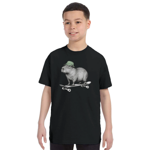 Modell i en svart barn-t-shirt med en kapybara i grön mössa på skateboard.