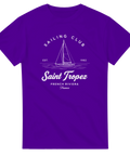 Saint Tropez Sailing Club-tryck med segelbåt, text, på lila t-shirt.