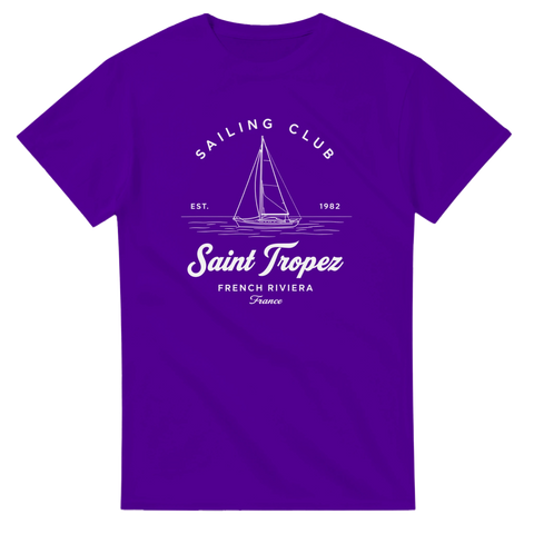 Saint Tropez Sailing Club-tryck med segelbåt, text, på lila t-shirt.