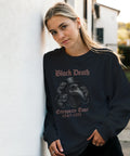 Pestdoktor-mask med råttor och text "Black Death European Tour 1347-1351" på svart sweatshirt.