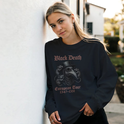 Pestdoktor-mask med råttor och text "Black Death European Tour 1347-1351" på svart sweatshirt.