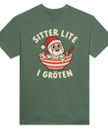 Grön t-shirt med en tomte i julgröt och texten ”Sitter lite i gröten”.