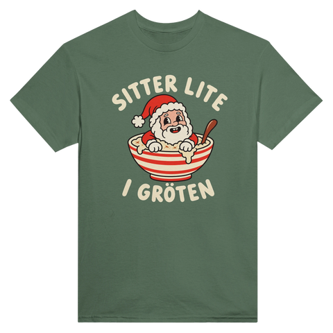 Grön t-shirt med en tomte i julgröt och texten ”Sitter lite i gröten”.