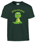 Tecknad grön babysaurus med stora ögon och text "BABYSAURUS" på mörkgrön barntröja.