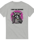 Gråmelerad t-shirt med satirisk design och färgstark lila bakgrund