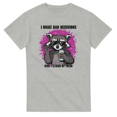 Gråmelerad t-shirt med satirisk design och färgstark lila bakgrund