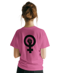 Feministisk symbol med knuten näve på ryggen – rosa grafisk t-shirt