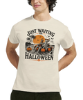 Man bär t-shirt med humoristiskt halloween-motiv av ett skelett på semester