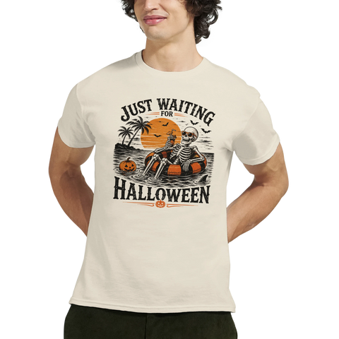 Man bär t-shirt med humoristiskt halloween-motiv av ett skelett på semester