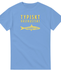 Sillmotiv med text "TYPISKT VÄSTKUSTSKT" i gult på ljusblå t-shirt.