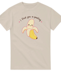 Söt grafisk illustration av en skalad banan med hjärtan – beige t-shirt