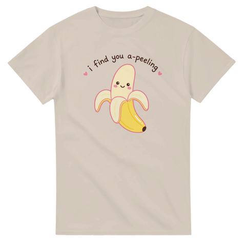 Söt grafisk illustration av en skalad banan med hjärtan – beige t-shirt