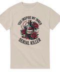 Alternativt mode med dödskalle, rosor och sarkastiskt citat – beige t-shirt