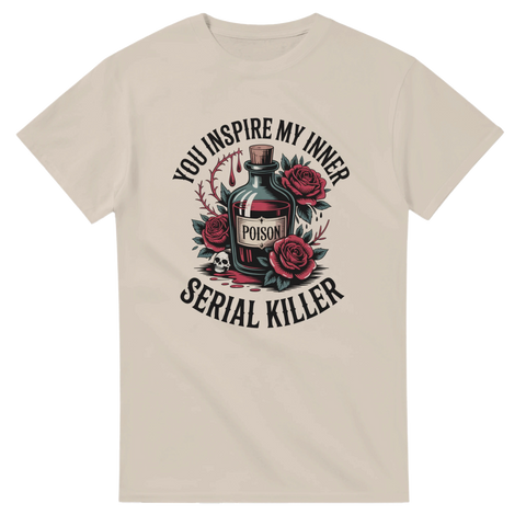 Alternativt mode med dödskalle, rosor och sarkastiskt citat – beige t-shirt