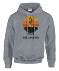 Retro grillmotiv med texten "GRILLKUNGEN" och solnedgång på grå hoodie.