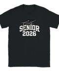 Grafisk college-design med examensmössa och texten Senior 2026 på svart t-shirt