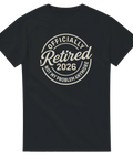 Svart t-shirt med vitt tryck "Officially Retired 2026 Not My Problem Anymore" i retrostil.