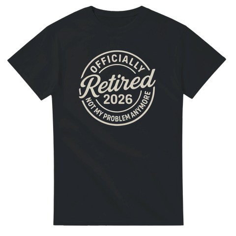 Svart t-shirt med vitt tryck "Officially Retired 2026 Not My Problem Anymore" i retrostil.