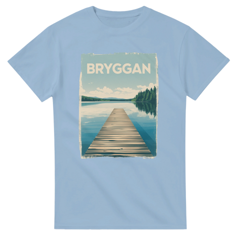 Vintage inspirerat tryck av en brygga som sträcker sig ut i vatten – ljusblå t-shirt