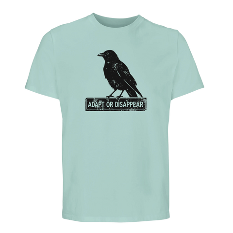 Svart korp på skylt "Adapt or Disappear" på mintgrön T-shirt.