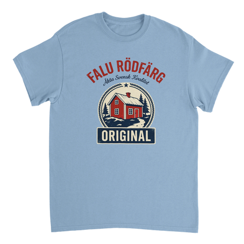 Falu Rödfärg Original tryck med röd stuga, granar och text på ljusblå t-shirt.