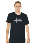 Svenskt kors i grått med "SWE" på svart t-shirt, minimalistisk design.