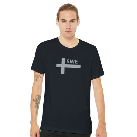 Svenskt kors i grått med "SWE" på svart t-shirt, minimalistisk design.