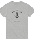 Marintryck med ankare, text "Anchor your soul Deep at sea Ocean vibes" på grå t-shirt.
