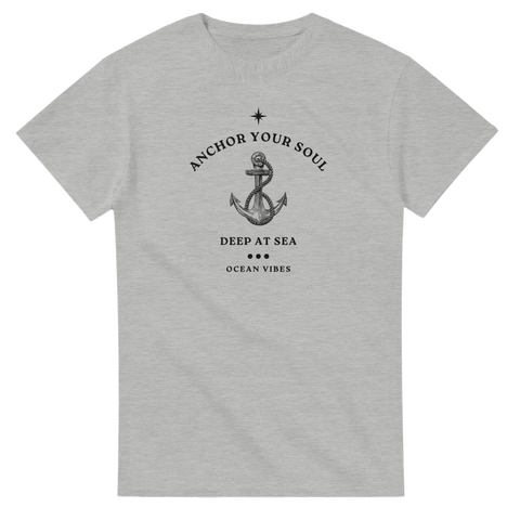 Marintryck med ankare, text "Anchor your soul Deep at sea Ocean vibes" på grå t-shirt.